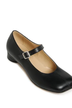 Slippers And Sandals | Slippers And Sandals><noscript><img data-lazyloaded=