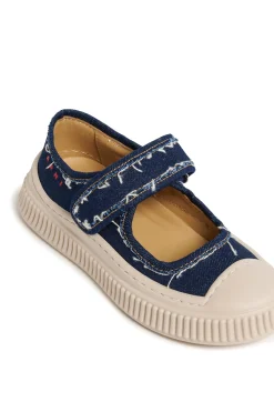 Sneakers | Sneakers><noscript><img data-lazyloaded=